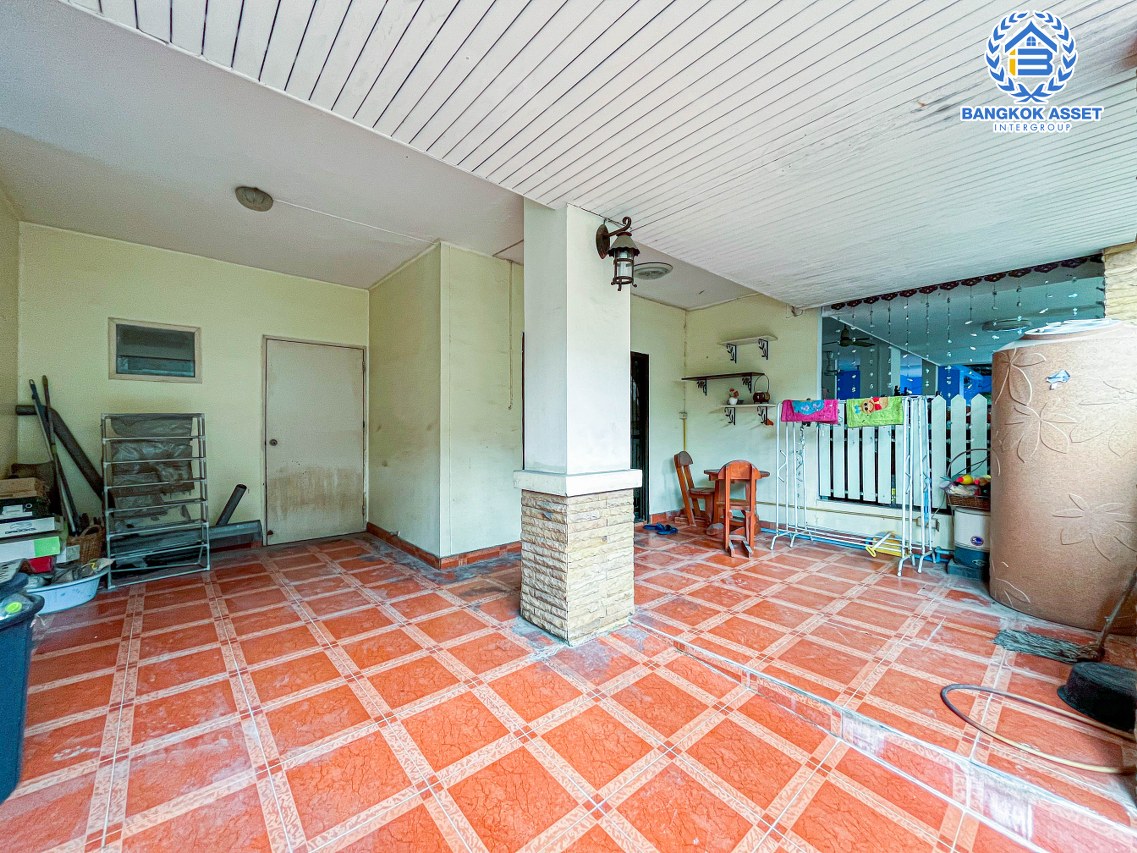 ทาวน์เฮ้าส์มือสองนนทบุรี ม.พฤกษา18/1 กาญจนาภิเษก เนื้อที่ 18 ตร.ว. ฟังก์ชัน 3 ห้องนอน 2 ห้องน้ำ 1 ที่จอดรถ บ้านสภาพดี บนทำเลแห่งการเดินทาง เพียง 10 นาทีถึงเซ็นทรัลเวสต์เกต และรถไฟฟ้าสายสีม่วง "สถานีตลาดบางใหญ่"